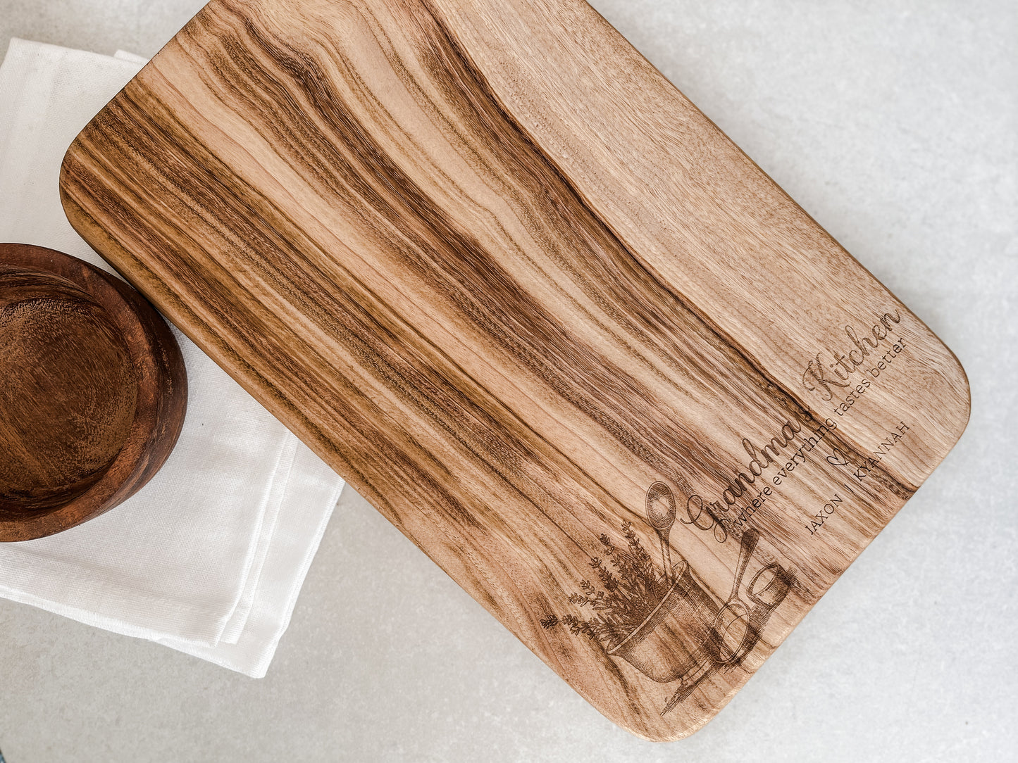 Personalised Engraved Cutting Board for Mom for Mothers Day Gift