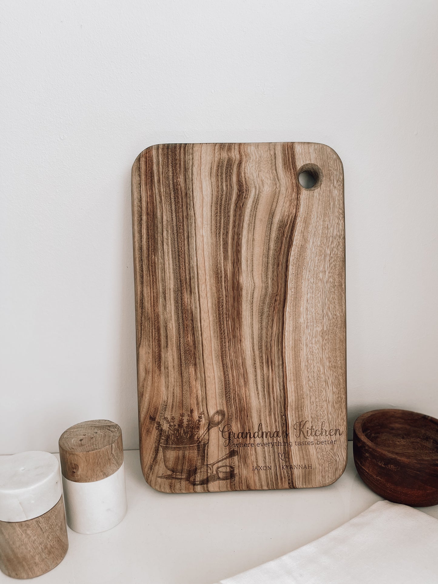 Personalised Engraved Cutting Board for Mom for Mothers Day Gift